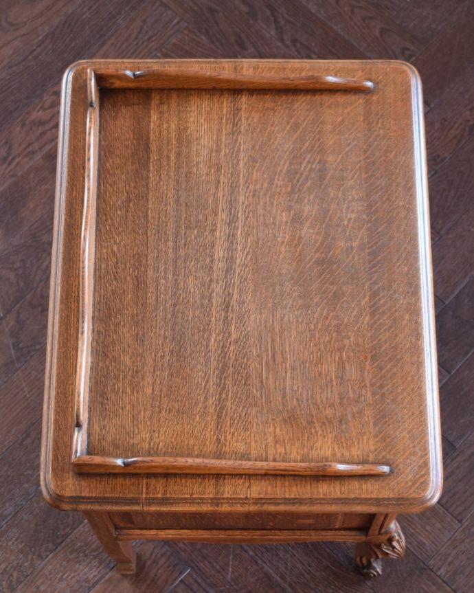 アンティークのキャビネット　アンティーク家具　フランスのアンティーク家具、使いやすいサイズの小さなキャビネット。上から見てみると･･･修復の際、天板の塗装もキレイに仕上げました。(j-2634-f)