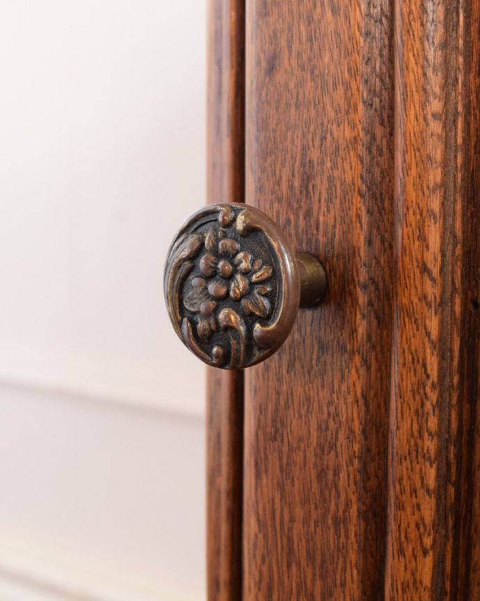 アンティークのキャビネット　アンティーク家具　フランスのアンティーク家具、使いやすいサイズの小さなキャビネット。取っ手のデザインも優雅フランスらしさは取っ手のデザインにも。(j-2634-f)