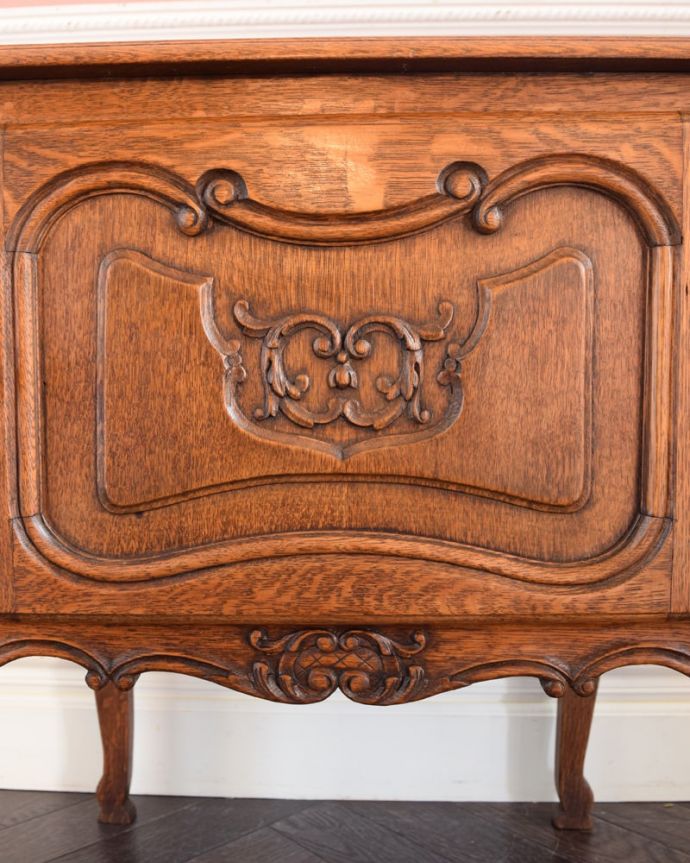 アンティークのキャビネット　アンティーク家具　フランスのアンティーク家具、使いやすいサイズの小さなキャビネット。惚れ惚れしちゃう美しさこんなに堅い無垢材に一体どうやって彫ったんだろう？と不思議になるくらい細かい彫にうっとりです。(j-2634-f)