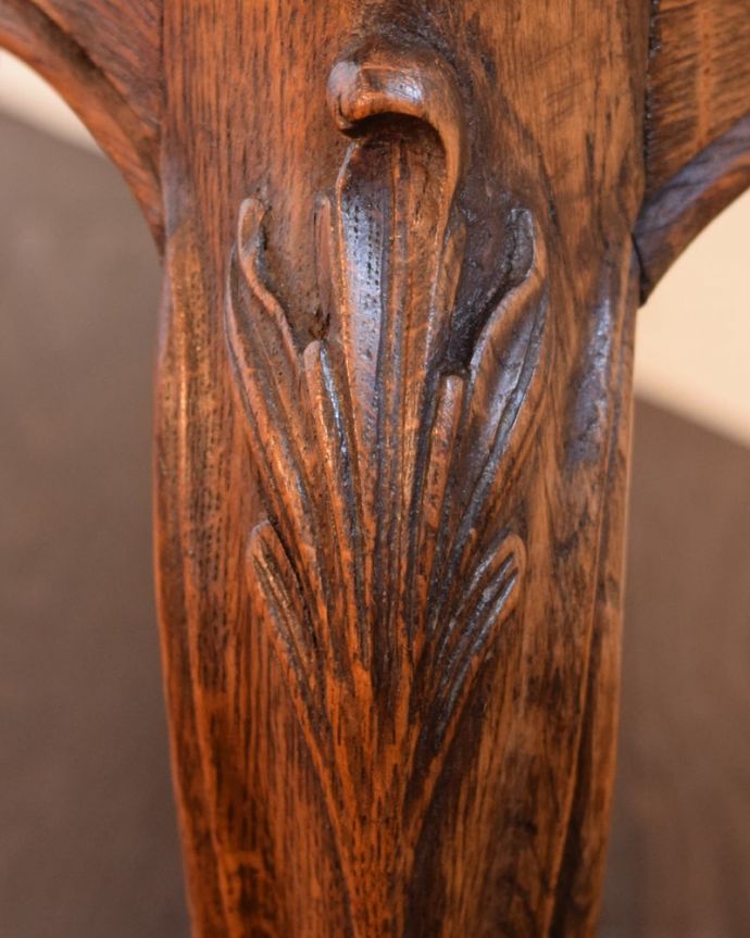 アンティークのキャビネット　アンティーク家具　フランスのアンティーク家具、使いやすいサイズの小さなキャビネット。いろんな場所にこだわり彫のデザインもいろいろです。(j-2634-f)