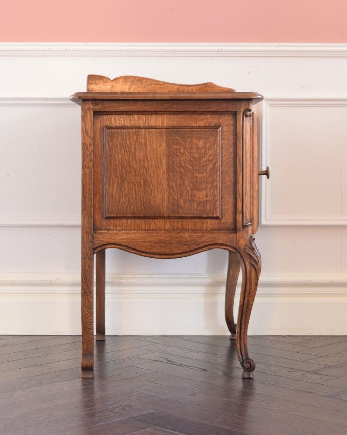 アンティークのキャビネット　アンティーク家具　フランスのアンティーク家具、使いやすいサイズの小さなキャビネット。横から見ても美しいんです正面はもちろん、横顔だってフランスらしく美しいです。(j-2634-f)