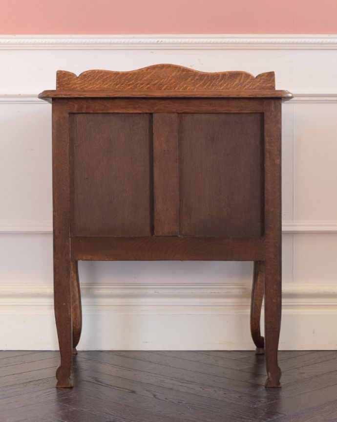 アンティークのキャビネット　アンティーク家具　フランスのアンティーク家具、使いやすいサイズの小さなキャビネット。後ろから見ても･･･アンティークは新品ではないので、もちろん経年変化によるキズはありますが、専門の職人がお直しをしているので、後ろ姿もキレイです。(j-2634-f)