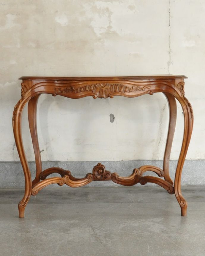 アンティークのテーブル アンティーク家具 オケージョナルテーブル。こちら側も、もちろんキレイです!アンティークは新品ではないので、もちろん経年変化によるキズはありますが、専門の職人がキレイにお直しをしているので、どの角度から見てもキレイです。(j-2635-f)