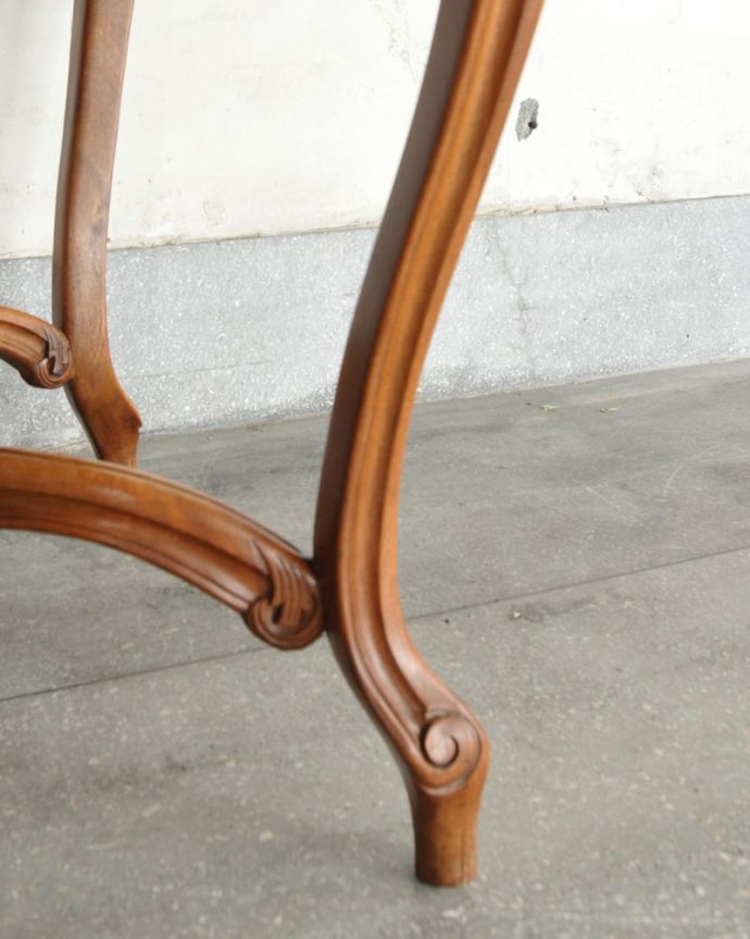 アンティークのテーブル アンティーク家具 オケージョナルテーブル。持ち上げなくても移動できます!Handleのアンティークは、脚の裏にフェルトキーパーをお付けしていますので、床を滑らせてれば移動が簡単です。(j-2635-f)