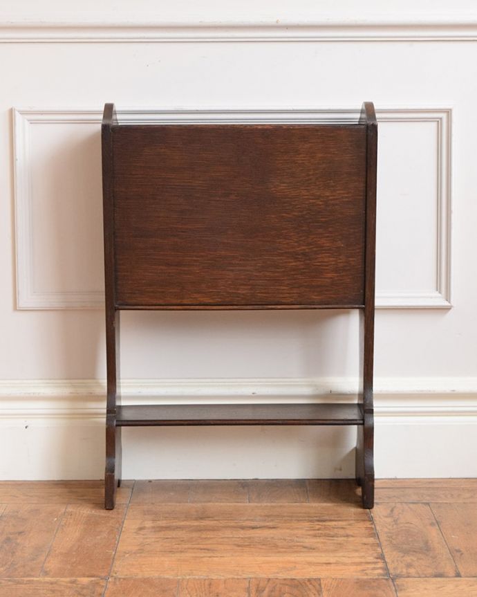 マガジンラックの後ろ姿