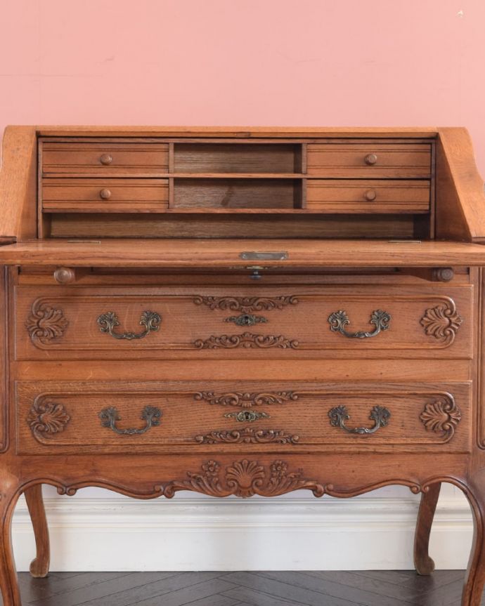 ビューロー アンティーク家具 ビューロー。お片付け上手になっちゃう仕切り細々としたものがキレイに収納できるように細かく仕切られているので、いろんなものをスッキリ片付けられます。(j-2637-f)