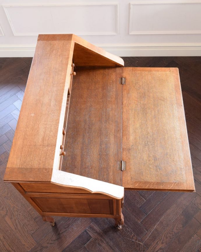 ビューロー アンティーク家具 ビューロー。デスクの天板もキレイです気になるデスクの天板も専門の職人がキレイに仕上げました。(j-2637-f)