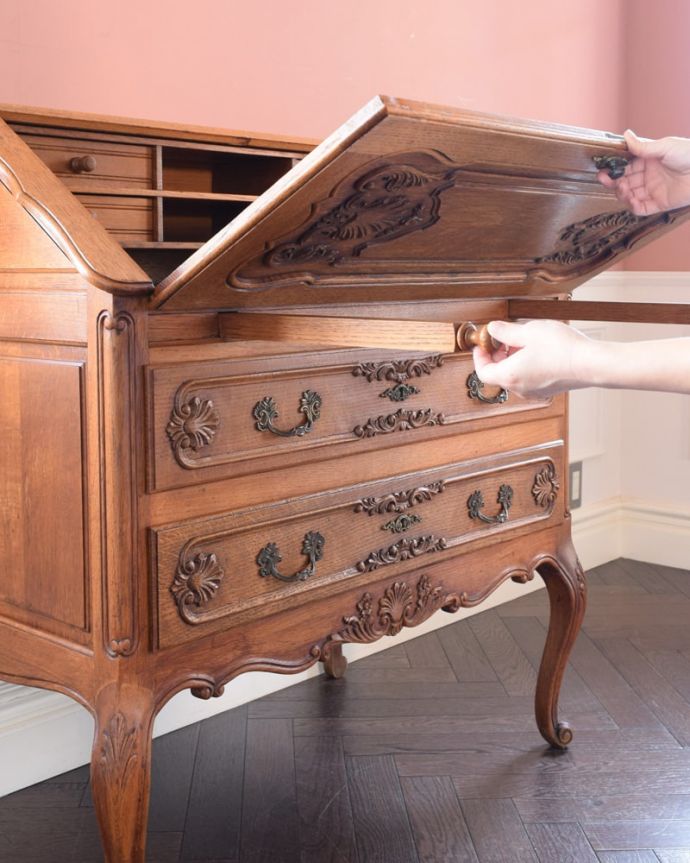 ビューロー アンティーク家具 ビューロー。あっという間にデスクが登場フラップ扉を前に倒すだけで、あっという間にデスクになります。(j-2637-f)