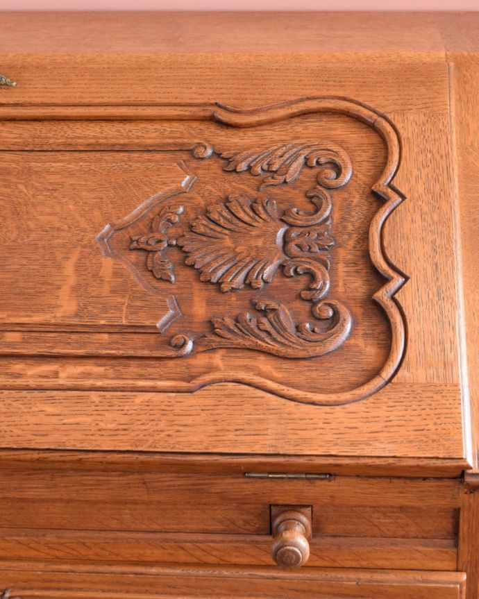 ビューロー アンティーク家具 ビューロー。惚れ惚れしちゃう美しさこんなに堅い無垢材に一体どうやって彫ったんだろう?と不思議になるくらい細かい彫にうっとりです。(j-2637-f)