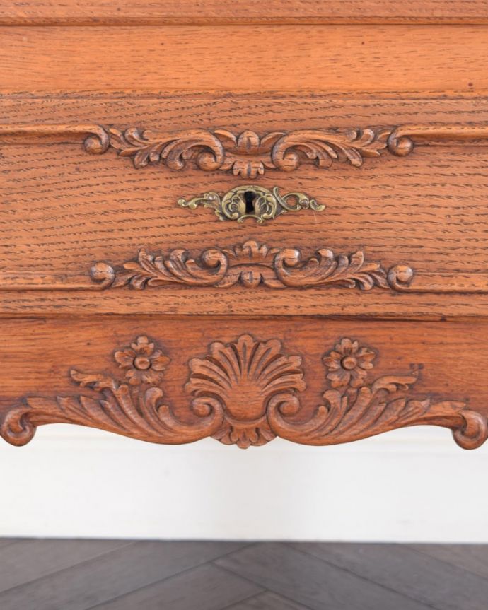 ビューロー アンティーク家具 ビューロー。いろんな場所にこだわり彫のデザインもいろいろです。(j-2637-f)