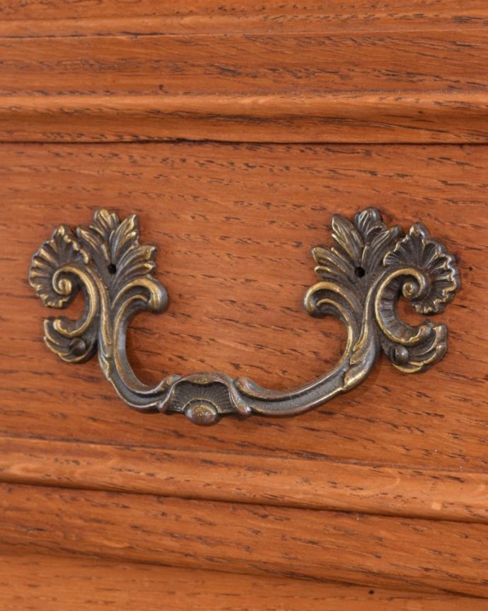 ビューロー アンティーク家具 ビューロー。アンティークらしい取っ手取っ手にもこだわりが感じられます。(j-2637-f)