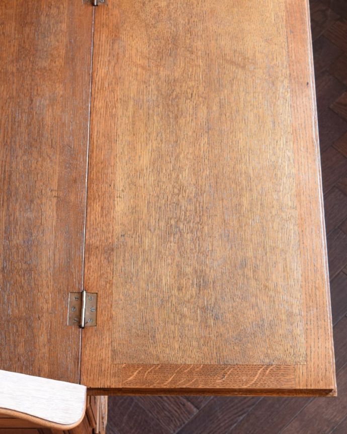 ビューロー アンティーク家具 ビューロー。デスク部分を近くで見てみるとこんな感じでキレイにお直ししてあります。(j-2637-f)