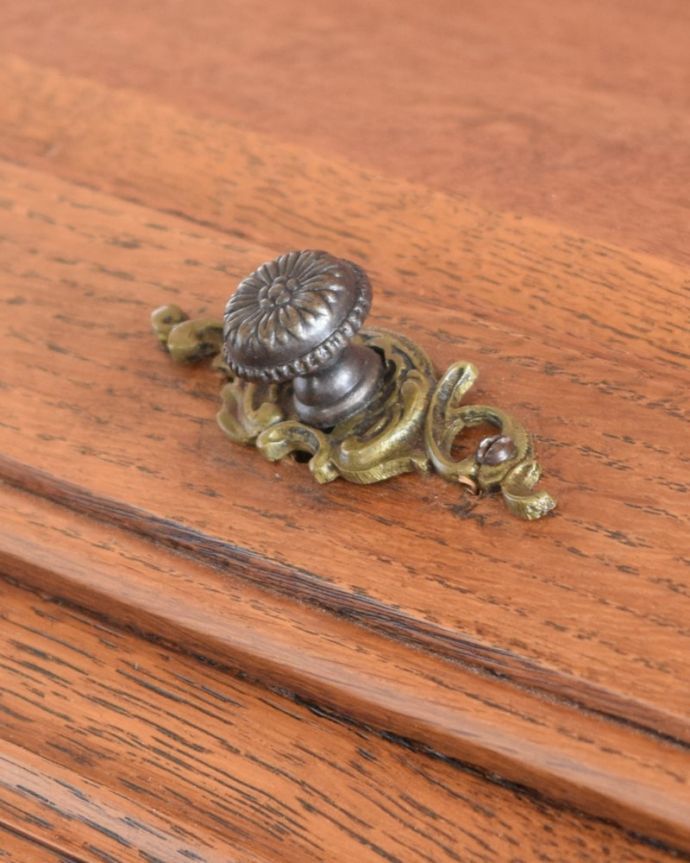 ビューロー アンティーク家具 ビューロー。手をかけて開ける度に…アンティークらしく高級感がある凝ったデザインの取っ手。(j-2637-f)