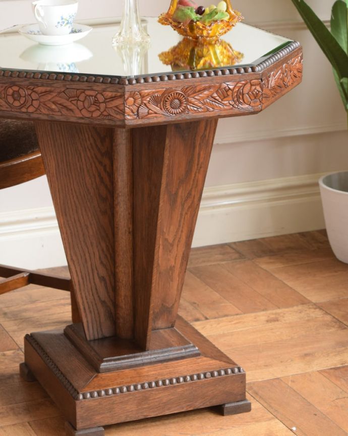 アンティークのテーブル　アンティーク家具　フランスで見つけたアールデコのアンティーク家具、八角形のサイドテーブル。アンティークらしい美しいデザイン四角い土台から八角形の天板まで伸びる、めずらしいデザインの脚。(j-2638-f)