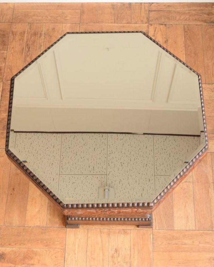 アンティークのテーブル　アンティーク家具　フランスで見つけたアールデコのアンティーク家具、八角形のサイドテーブル。上から見ると･･･天板は八角形です。(j-2638-f)