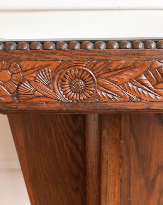 アンティークのテーブル　アンティーク家具　フランスで見つけたアールデコのアンティーク家具、八角形のサイドテーブル。豪華な装飾に注目！豪華な装飾がたっぷりと入った贅沢なテーブルです。(j-2638-f)