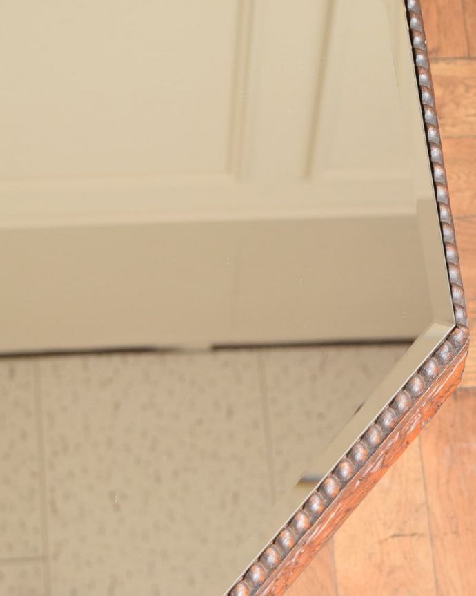 アンティークのテーブル　アンティーク家具　フランスで見つけたアールデコのアンティーク家具、八角形のサイドテーブル。近づいてみると…ミラーの縁取りはカットされています。(j-2638-f)