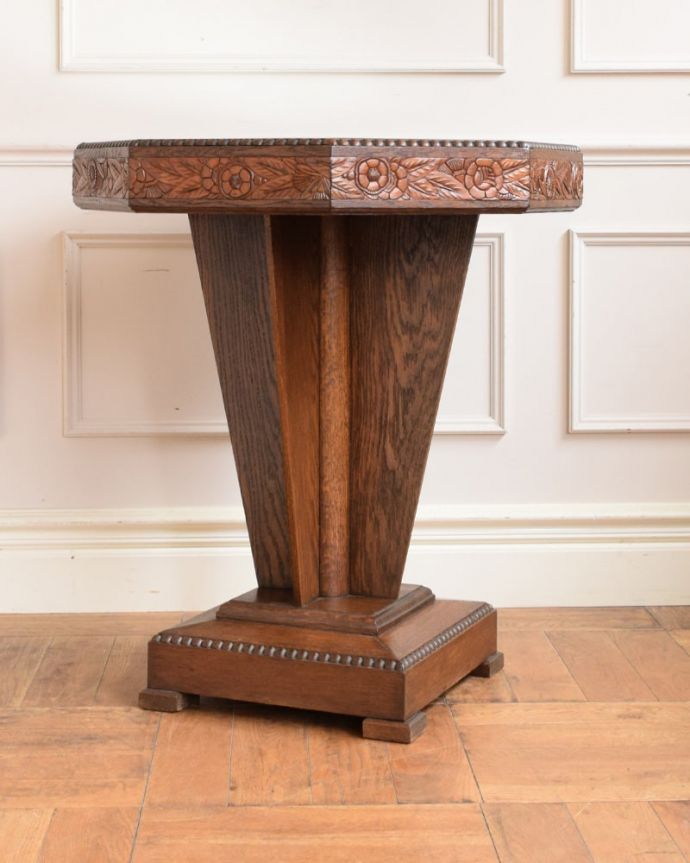 アンティークのテーブル　アンティーク家具　フランスで見つけたアールデコのアンティーク家具、八角形のサイドテーブル。こちら側も、もちろんキレイです！アンティークは新品ではないので、もちろん経年変化によるキズはありますが、専門の職人がキレイにお直しをしているので、どの角度から見てもキレイです。(j-2638-f)