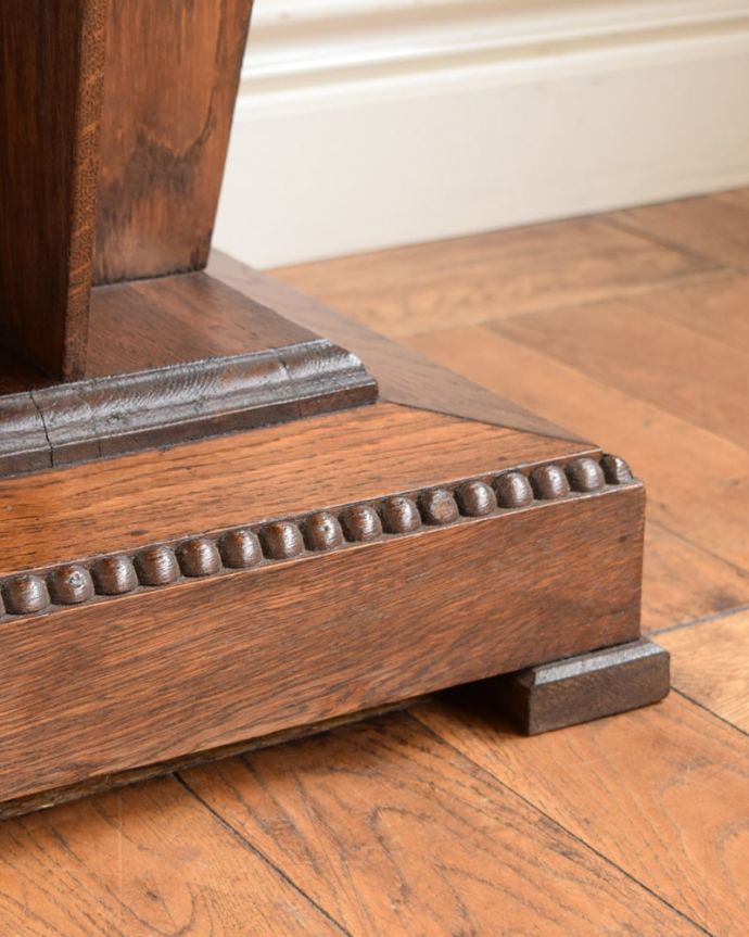 アンティークのテーブル　アンティーク家具　フランスで見つけたアールデコのアンティーク家具、八角形のサイドテーブル。移動もラクラクHandleのアンティークは、脚の裏にフェルトキーパーをお付けしていますので、床を滑らせてれば移動が簡単です。(j-2638-f)