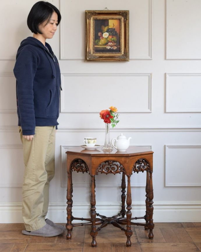 アンティークのテーブル　アンティーク家具　フランスのアンティーク家具、重厚な彫りがたっぷりのオケージョナルテーブル。どんな場所でも便利に使える小さなテーブルそもそも「オケージョナル」とは「便利に使える」と言う意味。(j-2639-f)