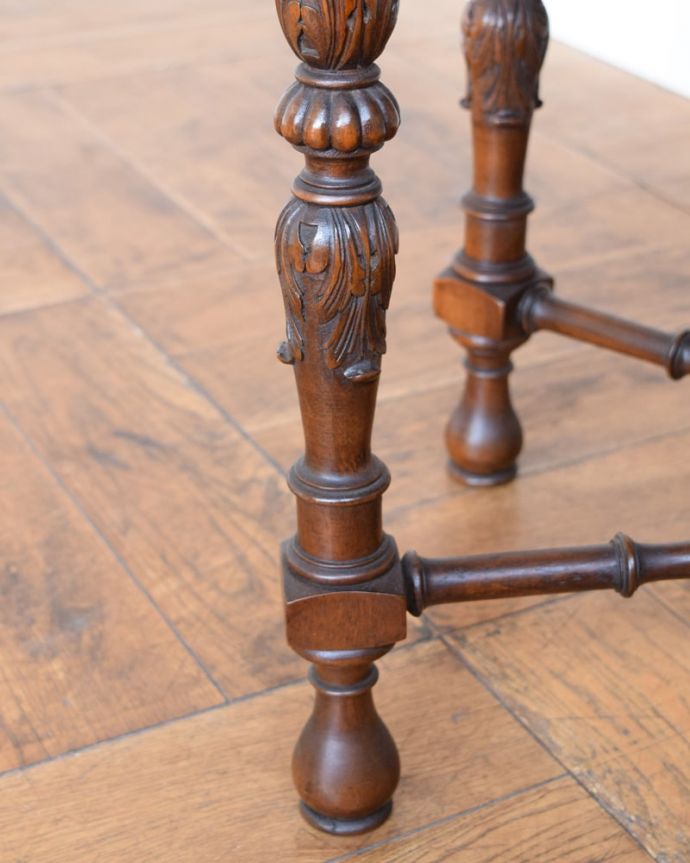 アンティークのテーブル　アンティーク家具　フランスのアンティーク家具、重厚な彫りがたっぷりのオケージョナルテーブル。持ち上げなくても移動できます！Handleのアンティークは、脚の裏にフェルトキーパーをお付けしていますので、床を滑らせてれば移動が簡単です。(j-2639-f)