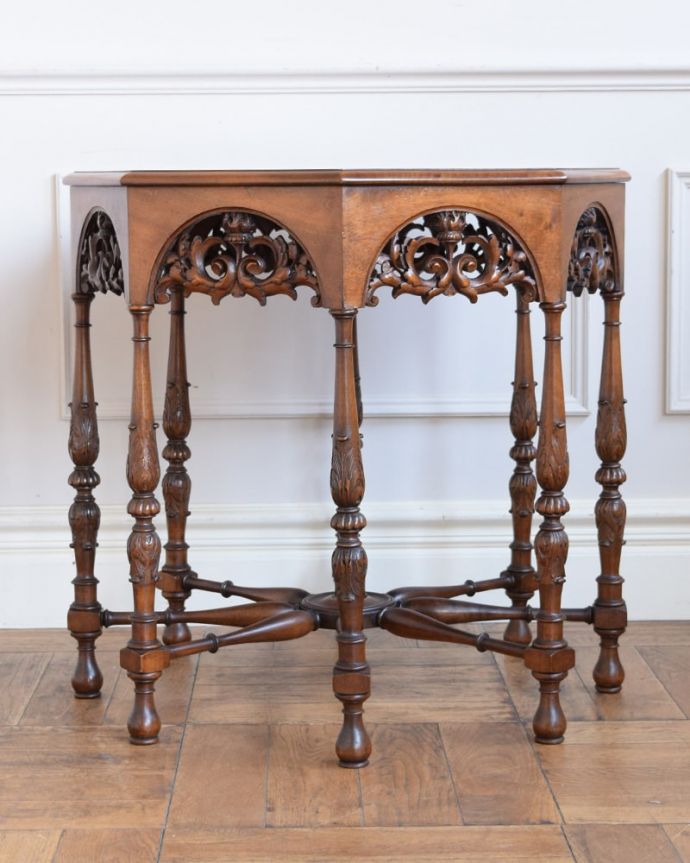 アンティークのテーブル　アンティーク家具　フランスのアンティーク家具、重厚な彫りがたっぷりのオケージョナルテーブル。クルッと回転。(j-2639-f)