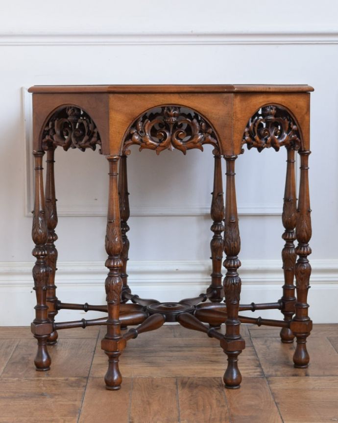 アンティークのテーブル　アンティーク家具　フランスのアンティーク家具、重厚な彫りがたっぷりのオケージョナルテーブル。こちら側も、もちろんキレイです！アンティークは新品ではないので、もちろん経年変化によるキズはありますが、専門の職人がキレイにお直しをしているので、どの角度から見てもキレイです。(j-2639-f)