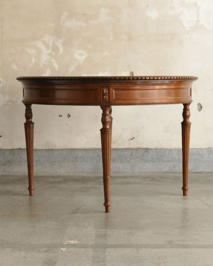 アンティークのテーブル　アンティーク家具　テーブル。しっかり修復しました！アンティークは新品ではないので、もちろん経年変化によるキズはありますが、専門の職人がしっかり修復してあるのでキレイです。(j-2640-f)