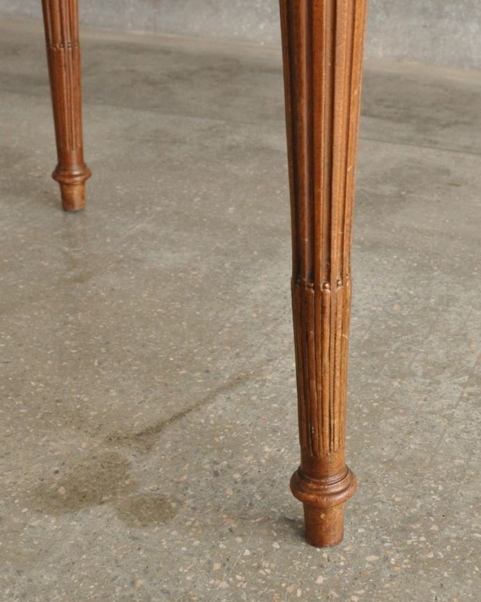 アンティークのテーブル　アンティーク家具　テーブル。持ち上げなくても大丈夫！Handleのアンティークは、脚の裏にフェルトキーパーをお付けしています。(j-2640-f)