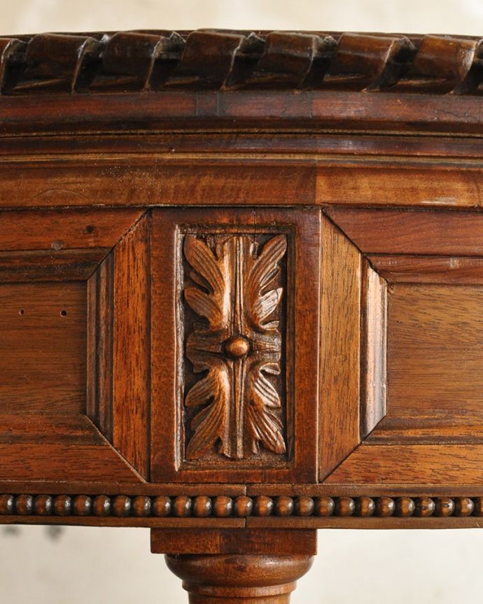 アンティークのテーブル　アンティーク家具　テーブル。うっとりする美しさアンティークだから手に入る美しい彫。(j-2640-f)