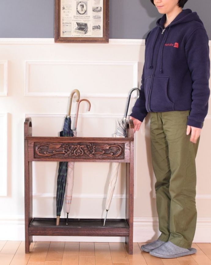 アンティークの玄関収納 アンティーク家具 英国らしいアンティーク家具、お花の彫りがステキなステッキスタンド(傘立て)。英国紳士の身だしなみのために作られた家具もともとはステッキを立てて置くためのスタンド。(j-2641-f)