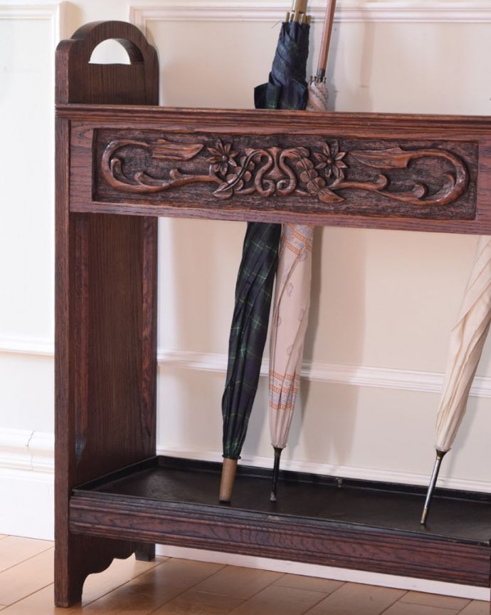 アンティークの玄関収納 アンティーク家具 英国らしいアンティーク家具、お花の彫りがステキなステッキスタンド(傘立て)。玄関を華やかにしてくれる英国デザイン海を渡って来てくれたおかげで、日本ではとても素敵な傘立てとして使えます。(j-2641-f)