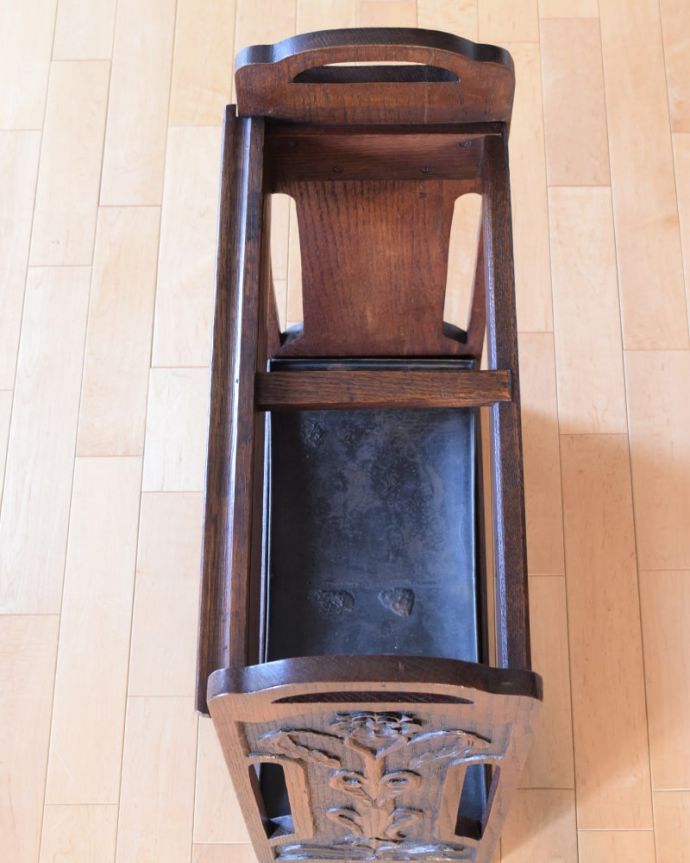 アンティークの玄関収納 アンティーク家具 英国らしいアンティーク家具、お花の彫りがステキなステッキスタンド(傘立て)。上から見るとこんな感じもともとステッキを立てていただけあって、傘を立てて収納しやすいデザインになっているんです。(j-2641-f)