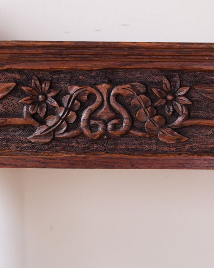アンティークの玄関収納 アンティーク家具 英国らしいアンティーク家具、お花の彫りがステキなステッキスタンド(傘立て)。惚れ惚れしちゃう美しさこんなに堅い無垢材に一体どうやって彫ったんだろう?と不思議になるくらい細かい彫にうっとりです。(j-2641-f)
