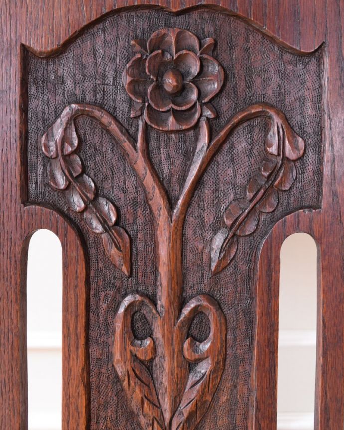 アンティークの玄関収納 アンティーク家具 英国らしいアンティーク家具、お花の彫りがステキなステッキスタンド(傘立て)。いろんな場所にこだわり彫のデザインもいろいろです。(j-2641-f)