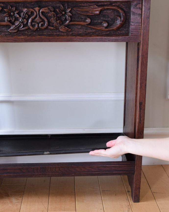 アンティークの玄関収納 アンティーク家具 英国らしいアンティーク家具、お花の彫りがステキなステッキスタンド(傘立て)。安心して使えるポイント濡れたままの傘を入れて大丈夫なように雨受けが付いています。(j-2641-f)