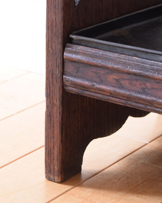 アンティークの玄関収納 アンティーク家具 英国らしいアンティーク家具、お花の彫りがステキなステッキスタンド(傘立て)。持ち上げなくても移動できます!Handleのアンティークは、脚の裏にフェルトキーパーをお付けしていますので、持ち上げなくても床を滑らせて移動させることが出来ます。(j-2641-f)