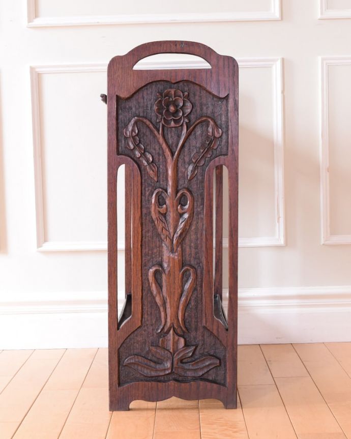 アンティークの玄関収納 アンティーク家具 英国らしいアンティーク家具、お花の彫りがステキなステッキスタンド(傘立て)。横顔も美しく!こんな風に見えます専門の職人が、一度バラしてキレイに組み直しました。(j-2641-f)