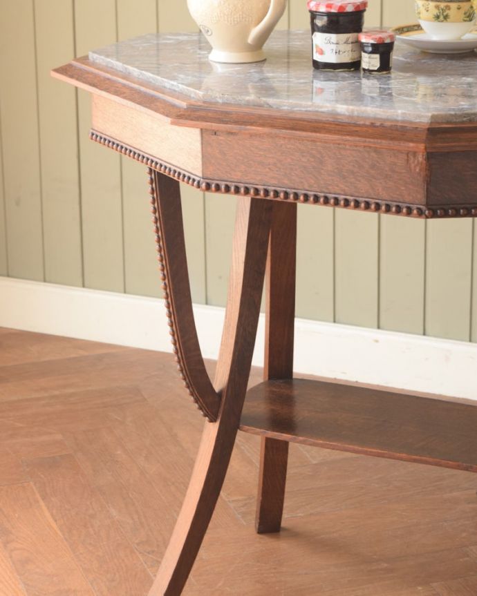 アンティーク家具らしさが漂う美しいテーブル