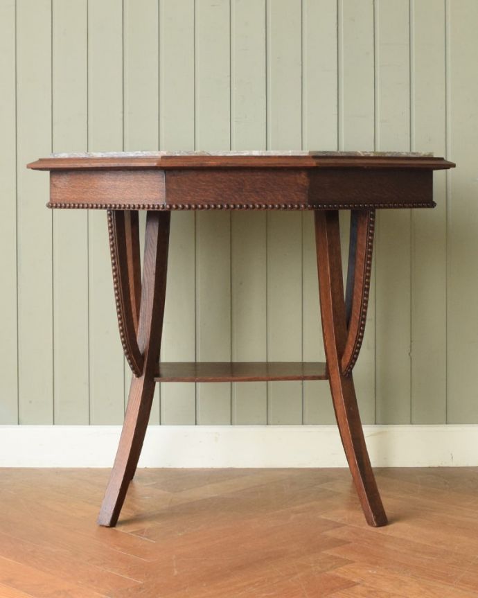 オケージョナルテーブルの後ろ姿