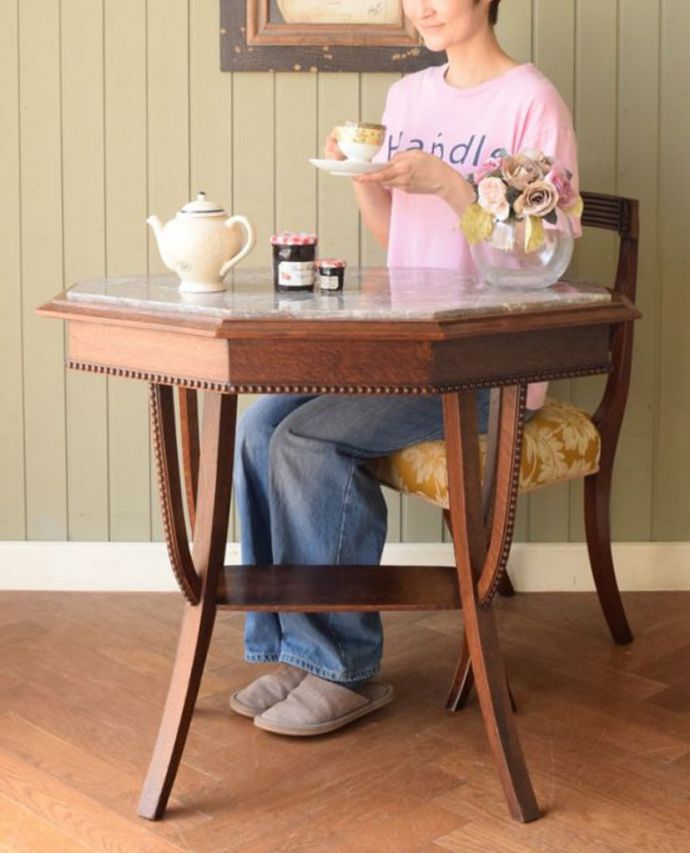 アンティークのオケージョナルテーブル