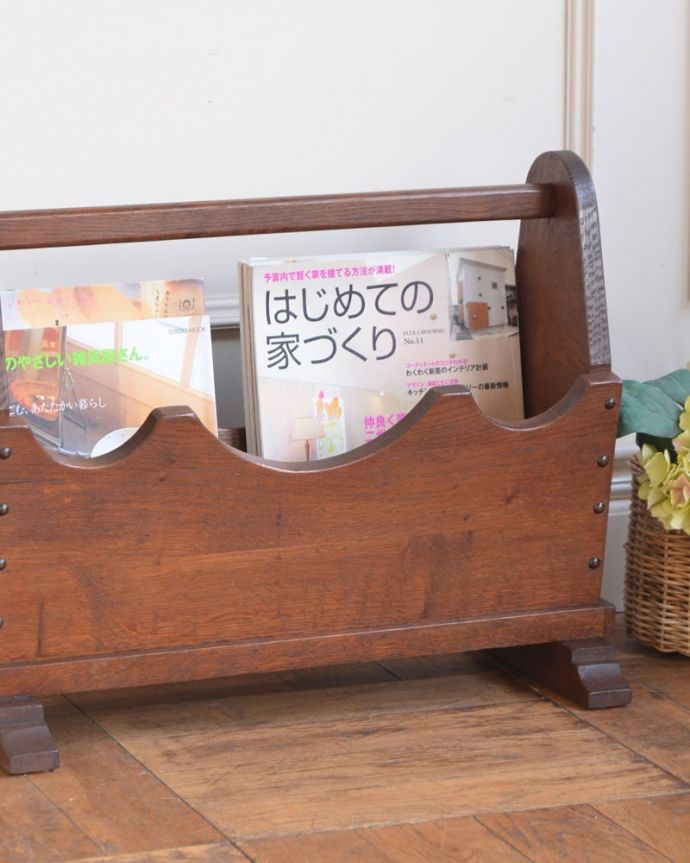 マガジンラック　アンティーク家具　英国アンティークの家具、持ち運びが出来る木製のマガジンラック。ちょっと置いておきたい…をキレイに収納新聞や雑誌など、ついついテーブルの上に置いてしまって雑多に見えるものが、コレさえあればキレイに収納出来てお部屋もスッキリ見えるんです。(j-2643-f)