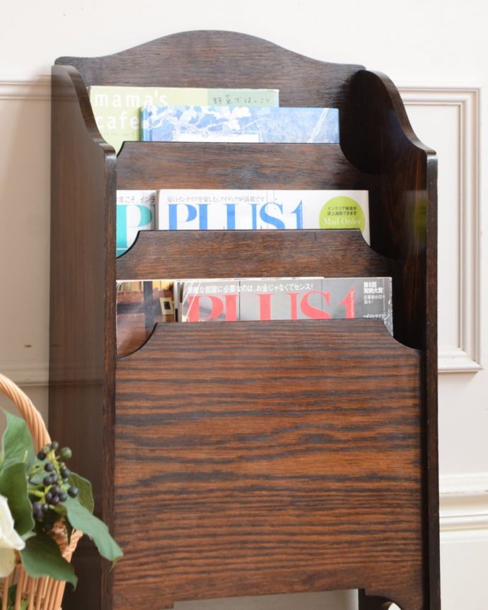 マガジンラック　アンティーク家具　英国のアンティーク家具、どこに置いてもお洒落なマガジンラック。ちょっと置いておきたい…をキレイに収納新聞や雑誌など、ついついテーブルの上に置いてしまって雑多に見えるものが、コレさえあればキレイに収納出来てお部屋もスッキリ見えるんです。(j-2644-f)