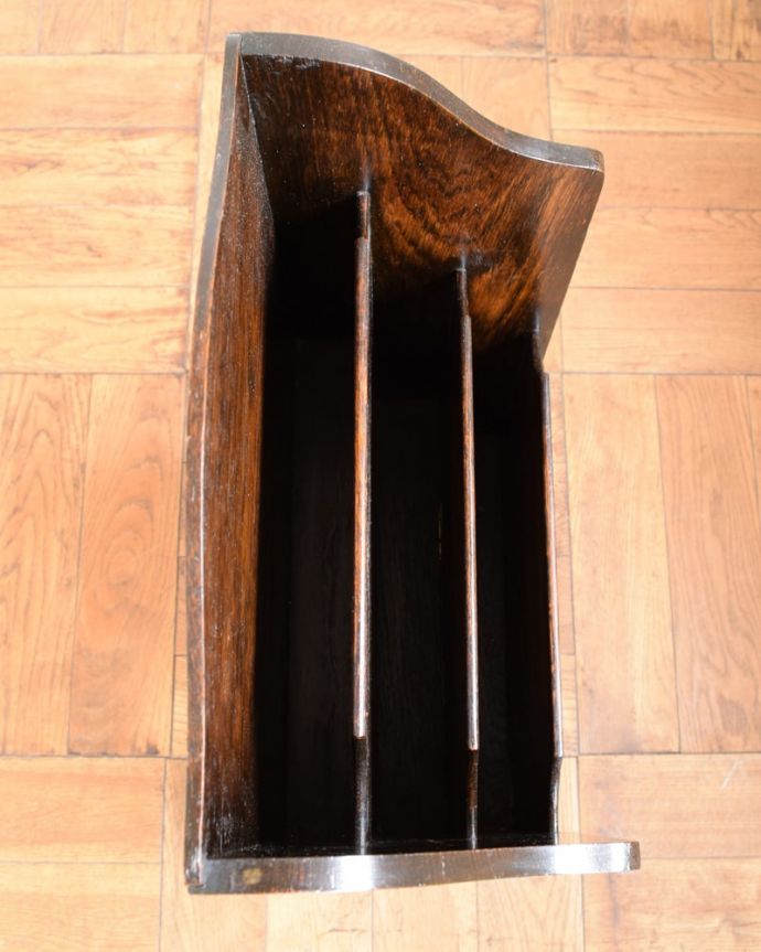 マガジンラック　アンティーク家具　英国のアンティーク家具、どこに置いてもお洒落なマガジンラック。雑誌を入れる部分もキレイに修復しましたアンティークは新品ではないので経年変化によるキズはありますが、専門の職人がキレイにお直ししました。(j-2644-f)