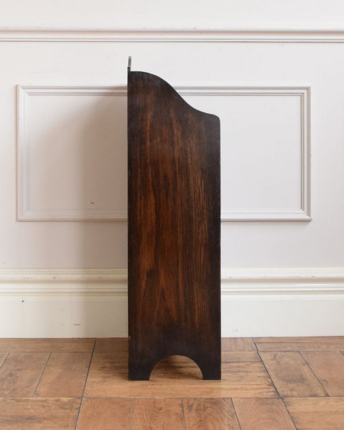 マガジンラック　アンティーク家具　英国のアンティーク家具、どこに置いてもお洒落なマガジンラック。横から見てもキレイです360度、どの角度から見てもキレイに仕上がっています。(j-2644-f)