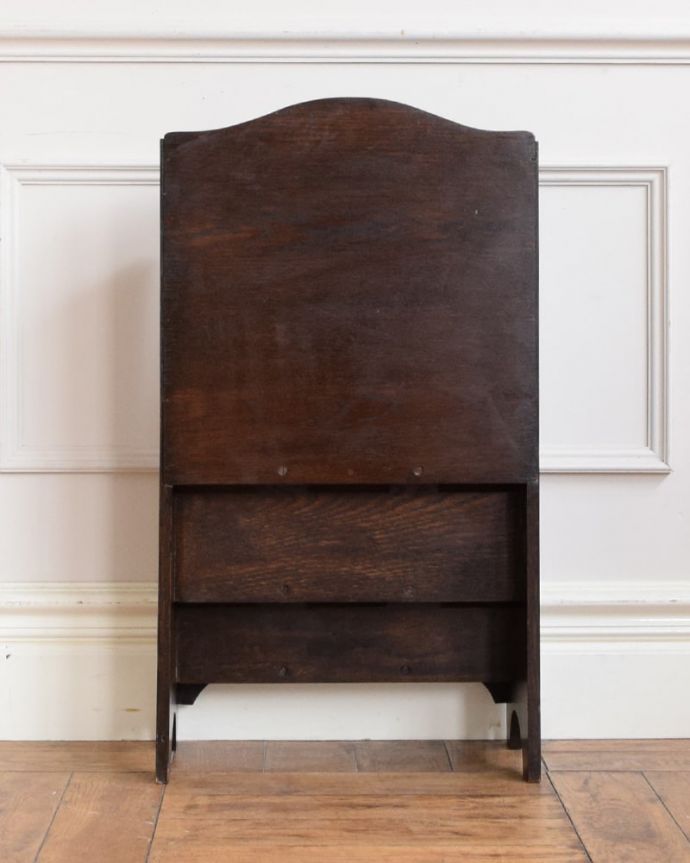 マガジンラック　アンティーク家具　英国のアンティーク家具、どこに置いてもお洒落なマガジンラック。後ろ姿も見てください。(j-2644-f)