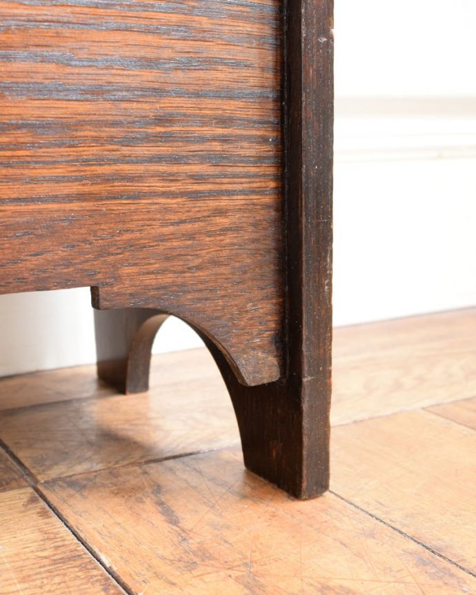 マガジンラック　アンティーク家具　英国のアンティーク家具、どこに置いてもお洒落なマガジンラック。持ち上げなくても移動ラクラクHandleのアンティーク家具の足の裏にはフェルトキーパーをお付けしています。(j-2644-f)