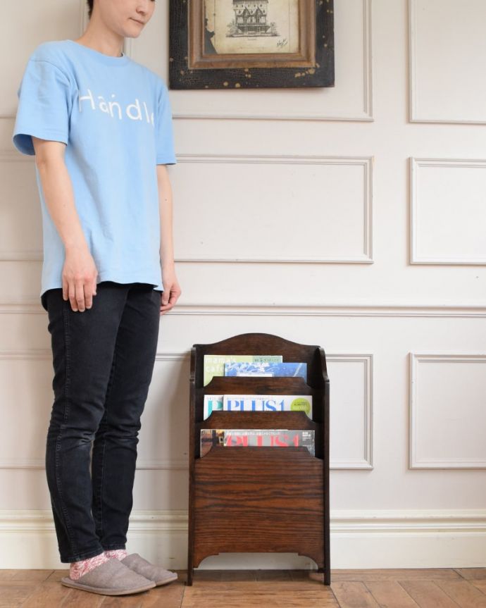 マガジンラック　アンティーク家具　英国のアンティーク家具、どこに置いてもお洒落なマガジンラック。使いやすさNo.1！みんなが使える便利なアンティークどこのお家でも使っているマガジンラックも、アンティークだとデザインが素敵だから散らかっている雑誌もオシャレに収納出来ちゃうんです。(j-2644-f)