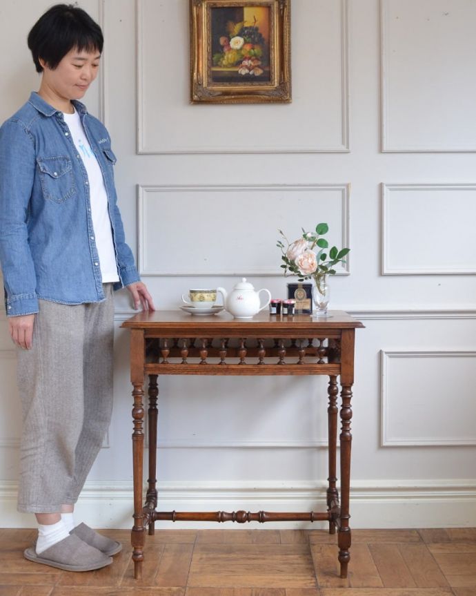 アンティークのテーブル　アンティーク家具　フランスのアンティーク家具、装飾が美しいオケージョナルテーブル。どんな場所でも便利に使える小さなテーブルそもそも「オケージョナル」とは「便利に使える」と言う意味。(j-2645-f)