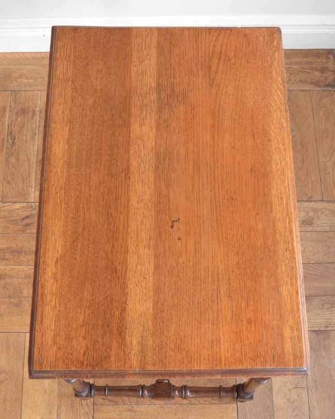 アンティークのテーブル　アンティーク家具　フランスのアンティーク家具、装飾が美しいオケージョナルテーブル。天板の形を見てみると･･･テーブルの形を上から見ると、こんな感じです。(j-2645-f)